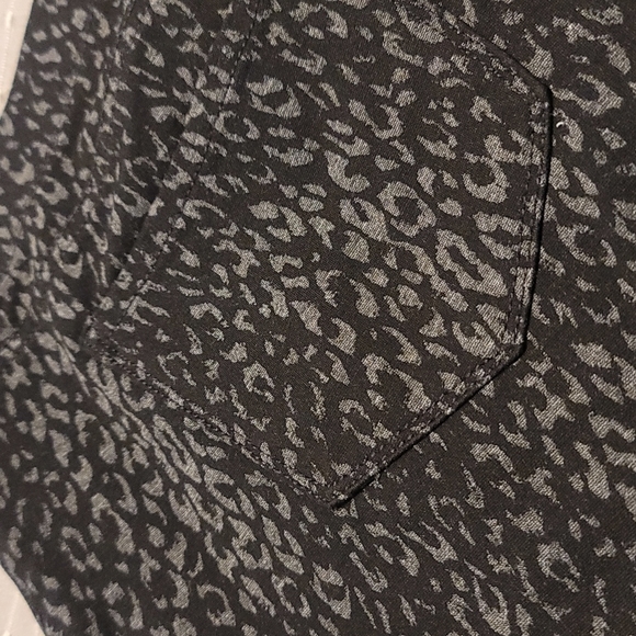 Leopard Print Skinnies - Picture 2 of 9